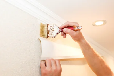 Pose de papier peint à Amy — revêtements muraux et toiles de verre